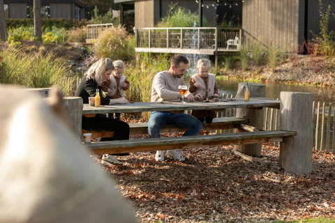 Familia en una mesa de picnic - Soof Heuvelrug - Rhenen, Utrecht, Países Bajos