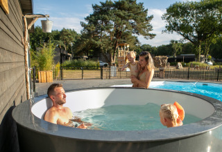 Familie im Whirlpool am Freibad - Soof Heuvelrug - Rhenen, Utrecht, Niederlande