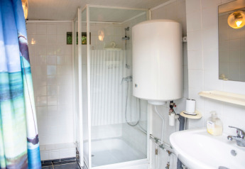 Bagno sulla houseboat 'Le Bateau du Lac Privé' in Belgio con doccia, lavandino e scaldabagno.