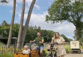 Familie mit Fahrrad und Backfiets - Soof Heuvelrug - Rhenen, Utrecht, Niederlande