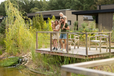 Familia en terraza cerca del agua - Soof Heuvelrug - Rhenen, Utrecht, Países Bajos