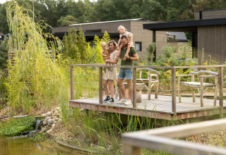 Familie auf Terrasse am Wasser - Soof Heuvelrug - Rhenen, Utrecht, Niederlande