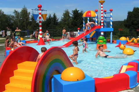 Kinderen spelen in een kleurrijk kinderbad met glijbaan en speelgoed bij Holiday Park Ardinam 1, België.