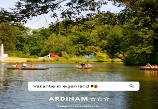 Famiglie si godono una gita in barca al Holiday Park Ardinam in Belgio, immerse tra alberi e giochi.