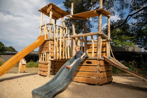 Parque infantil _ niño en tobogán - Soof Heuvelrug - Rhenen, Utrecht, Países Bajos