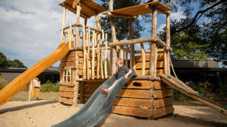 Parque infantil _ niño en tobogán - Soof Heuvelrug - Rhenen, Utrecht, Países Bajos