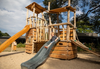 Spielplatz _ Kind auf Rutsche - Soof Heuvelrug - Rhenen, Utrecht, Niederlande