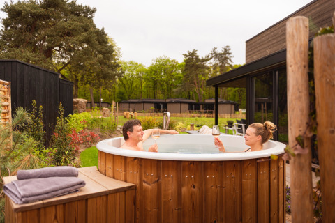 Couple dans le jacuzzi - Soof Heuvelrug - Rhenen, Utrecht, Pays-Bas