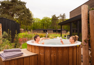 Pareja en bañera de hidromasaje - Soof Heuvelrug - Rhenen, Utrecht, Países Bajos