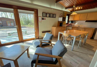 Vue intérieure du chalet LIJSTERNEST en Belgique avec cuisine moderne, table à manger et espace salon.