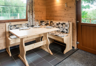 Knusse houten eethoek, gedekte tafel voor vier, Rogery 64 chalet in België met natuurlijk licht.