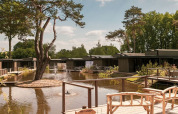 View of pond and surrounding accommodations - Soof Heuvelrug - Rhenen, Utrecht, Netherlands