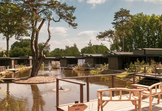 Blick auf den Teich und die umliegenden Unterkünfte - Soof Heuvelrug - Rhenen, Utrecht, Niederlande