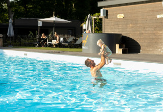Vater und Tochter im Freibad - Soof Heuvelrug - Rhenen, Utrecht, Niederlande