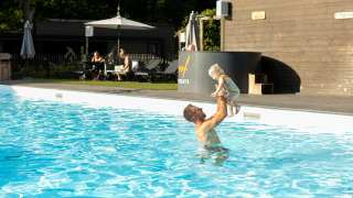 Padre e hija en la piscina al aire libre - Soof Heuvelrug - Rhenen, Utrecht, Países Bajos
