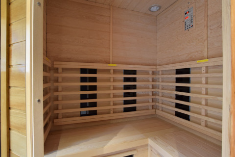 Binnenzicht van een moderne infraroodsauna met houten latten in lodge Famenne in België.
