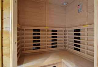 Binnenzicht van een moderne infraroodsauna met houten latten in lodge Famenne in België.