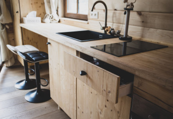 Cucina moderna nella casa sull'albero Bird Nest in Belgio con lavello nero e mobili in legno.