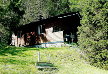 Chalet La Bressine in België, idyllisch gelegen in het groen en omgeven door zonnige bossen.