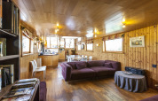 Vista interna della houseboat St Antoine Isera in Belgio con pannelli in legno e arredamento moderno.