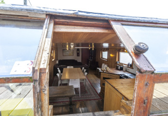 Vista attraverso un lucernario sul soggiorno e la cucina della houseboat 'St Antoine Isera' in Belgio.