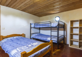 Camera da letto su una casa galleggiante con soffitto in legno, letto singolo, letto a castello e scaffale a St Antoine Isera in Belgio.