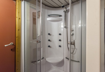 Cabina doccia moderna con getti multipli e porte in vetro sulla casa galleggiante St Antoine Isera in Belgio.