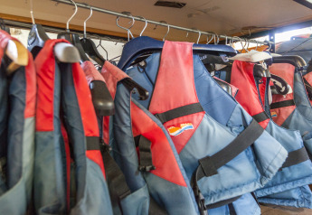 Giubbotti di salvataggio appesi alle grucce sulla houseboat «St Antoine Isera» in Belgio.