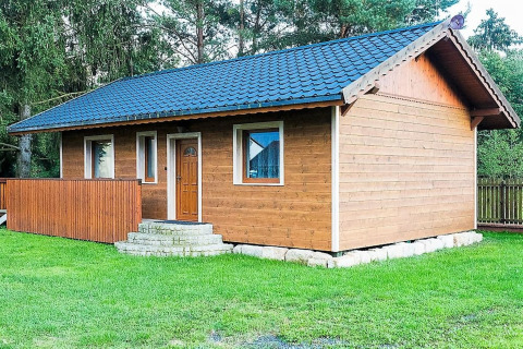 Chalet Marcela nella Repubblica Ceca con rivestimento in legno, tetto blu e spazio verde intorno.