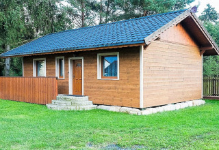Chalet Marcela nella Repubblica Ceca con rivestimento in legno, tetto blu e spazio verde intorno.