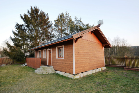 Esterno dello chalet «Marcela» in Repubblica Ceca, recintato e circondato da alberi in un ambiente tranquillo.