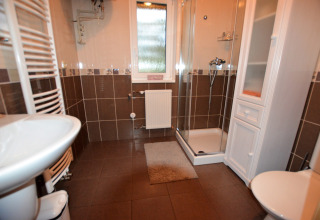 Bagno moderno allo chalet Marcela in Repubblica Ceca con doccia, lavandino, WC e radiatore.