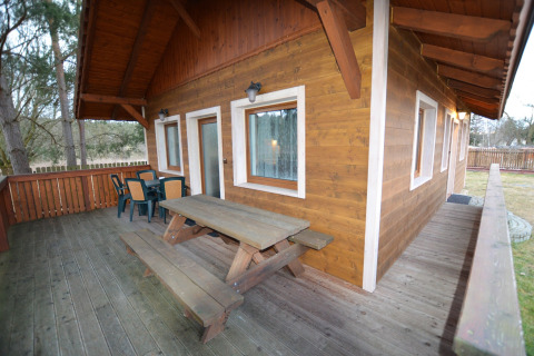 Terrazza in legno con tavolo da picnic presso lo chalet Marcela in Repubblica Ceca, circondata da natura.
