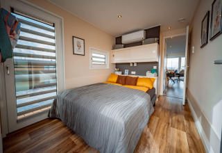 Bedroom on Houseboat am Bärwalder See featuring a double bed, wood flooring, and contemporary decor.