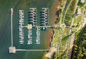Luftaufnahme vom Hafen bei Houseboat am Bärwalder See mit Booten und grüner Umgebung am Ufer