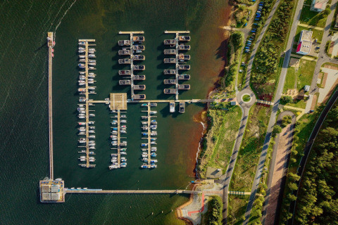 Vista aerea della marina presso Houseboat am Bärwalder See con barche attraccate e verde lungo il lago
