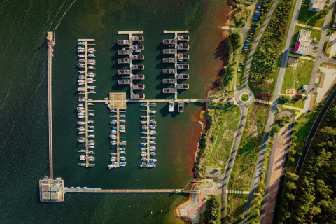 Luftfoto af Houseboat am Bärwalder See, der viser bådepladsen og de omkringliggende veje og grønne områder.