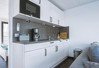 Moderne kitchenette op woonboot Floating 33 - LP 16 in Duitsland met koffiezetapparaat en magnetron