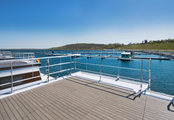 Blick von einem Hausboot auf See, Terrasse und Jachthafen in Deutschland, Floating 33 - LP 16.