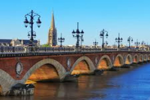 Uitzicht op de prachtige Pont de Pierre-brug over de rivier met historische stadsgebouwen op de achtergrond.