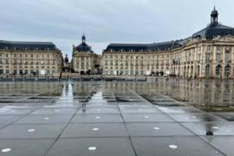 Uitzicht op Place de la Bourse in Bordeaux, Frankrijk, met een spiegelende waterpartij en klassieke gebouwen.