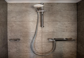 Douche moderne avec mur carrelé gris, prise sur Houseboat «in Zehdenick» en Allemagne.
