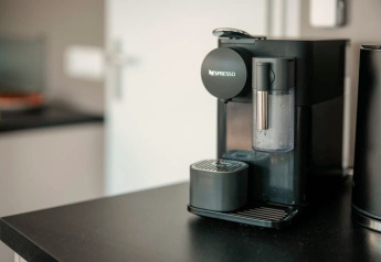Eine Nespresso-Kaffeemaschine steht auf der Küchenarbeitsplatte eines Hausboots in Zehdenick, Deutschland.