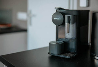 En Nespresso-kaffemaskine står på køkkenbordet i et husbåd i Zehdenick, Tyskland.