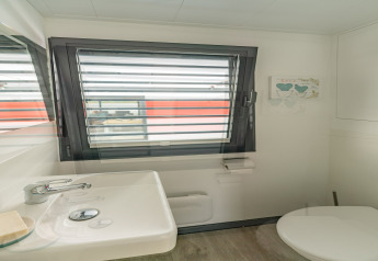 Bagno su una houseboat a Zehdenick, Germania, con lavandino, WC, finestra e arredamento moderno.