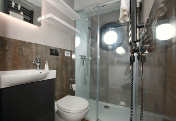 Modern badkamerinterieur met douche en ronde patrijspoorten op Houseboat Friedrich, eigentijdse stijl.