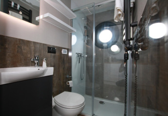 Salle de bain moderne avec douche et hublots ronds sur la Houseboat Friedrich, style contemporain.
