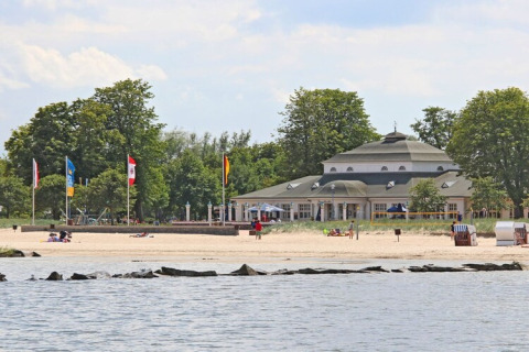 Udsigt fra Houseboat Floating 44 Undine i Tyskland, stranden, havet og bygning i baggrunden.