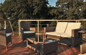 Coin salon extérieur sur la Houseboat «Xenia» en Allemagne, mobilier de jardin et vue sur la forêt.