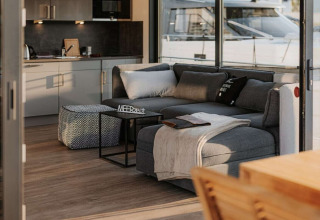 Moderne woonboot 475077 in Duitsland met gezellige woonkamer, keuken en ramen met uitzicht op een boot.